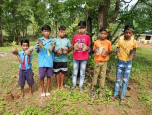 एक पेड़ मां के नाम 2.0" अभियान: धरहर ग्राम पंचायत में हरियाली का नया अध्याय 2 IMG 20250709 WA00021