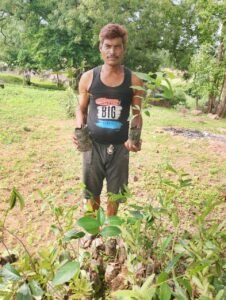 एक पेड़ मां के नाम 2.0" अभियान: धरहर ग्राम पंचायत में हरियाली का नया अध्याय 3 IMG 20250709 WA0003