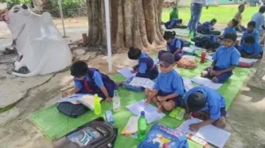 शिक्षक की कमी से नाराज़ ग्रामीणों ने प्राइमरी स्कूल में जड़ा ताला, पेड़ के नीचे बच्चों को पढ़ा रहे ग्रामीण 2 image 3 9