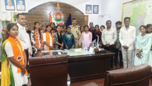 अभाविप ने रक्षाबंधन के पावन पर्व पर वीर पुलिस के जवानों के साथ बहनों ने बाँधी राखी 2 IMG 20250808 WA0060