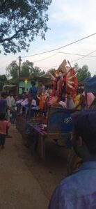 गांव में धूमधाम से मां दुर्गा प्रतिमा का विसर्जन, जयकारों से गूंजा वातावरण 3 IMG 20251003 WA0058