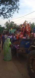 गांव में धूमधाम से मां दुर्गा प्रतिमा का विसर्जन, जयकारों से गूंजा वातावरण 2 IMG 20251003 WA0060