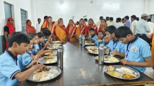 के.डी.वी. मिशन के तत्वावधान में दृष्टिहीन एवं मूकबधिर बच्चों के बीच मनाई गई दिवाली — सेवा, दया और आत्मपूजा का संदेश 3 IMG 20251014 WA0073