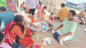 मां की बरसी पूजा वाराणसी के मणिकर्णिका घाट में संपन्न, वैष्णो धाम निर्माण का लिया संकल्प 2 IMG 20251027 WA0122