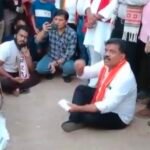 तस्वीर में एक तरफ अपनी मांग को लेकर बैठे अभ्यर्थी थे… तो दूसरी तरफ उनके बीच बैठकर बात सुनते गृहमंत्री। 2 IMG 20260826 095231