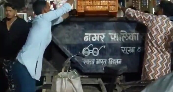 हिंदू वीर दुर्गेश देवांगन, पार्षद सुनील साहू एवं बच्चों ने निभाई स्वच्छता की जिम्मेदारी 1 हिंदू वीर दुर्गेश देवांगन, पार्षद सुनील साहू एवं बच्चों ने निभाई स्वच्छता की जिम्मेदारी