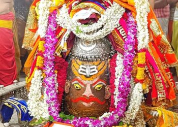 महाकालेश्वर मंदिर में चतुर्दशी पर अल सुबह हुआ भव्य पूजन और श्रृंगार, भस्म आरती में उमड़ा श्रद्धालुओं का सैलाब पंचामृत अभिषेक, रजत मुकुट और ड्रायफ्रूट से विशेष श्रृंगार, बाबा महाकाल के जयकारों से गूंजा मंदिर परिसर