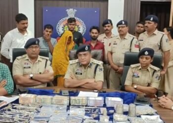 दुर्ग में सराफा कारोबारी के घर हुई 50 लाख की चोरी का खुलासा, 5 आरोपी गिरफ्तार, जमीन में गाड़े गहने और 9.75 लाख रुपये नकद बराम