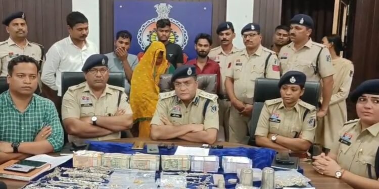 दुर्ग में सराफा कारोबारी के घर हुई 50 लाख की चोरी का खुलासा, 5 आरोपी गिरफ्तार, जमीन में गाड़े गहने और 9.75 लाख रुपये नकद बराम