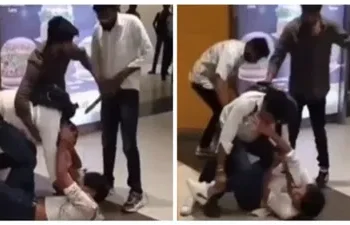 सैयारा’ फिल्म के बाद सिनेमा हॉल के बाहर मारपीट का वीडियो वायरल – गर्लफ्रेंड को लेकर दो युवकों में भिड़ंत! 5 सैयारा’ फिल्म के बाद सिनेमा हॉल के बाहर मारपीट का वीडियो वायरल – गर्लफ्रेंड को लेकर दो युवकों में भिड़ंत!