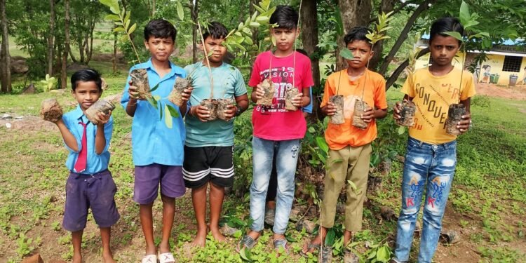 एक पेड़ मां के नाम 2.0" अभियान: धरहर ग्राम पंचायत में हरियाली का नया अध्याय 1 एक पेड़ मां के नाम 2.0″ अभियान: धरहर ग्राम पंचायत में हरियाली का नया अध्याय