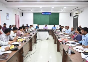 ई-ऑफिस क्रियान्वयन, खाद-बीज उठाव, किसान पंजीयन, जल संचयन आदि कार्यों में प्रगति लाने के निर्देश