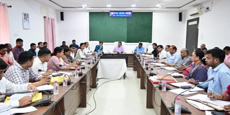 ई-ऑफिस क्रियान्वयन, खाद-बीज उठाव, किसान पंजीयन, जल संचयन आदि कार्यों में प्रगति लाने के निर्देश