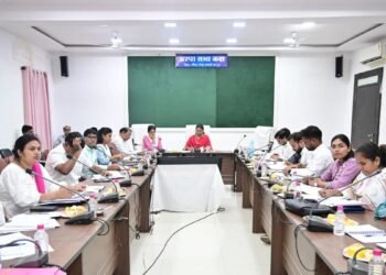 कलेक्टर ने राजस्व अधिकारियों की बैठक लेकर निराकृत एवं लंबित प्रकरणों की विस्तृत समीक्षा की