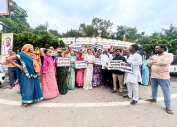 नवीन शराब दुकान निरस्त करने की मांग पर कलेक्ट्रेड व अंबेडकर चौक में ग्रामीणों नें किया प्रदर्शन l