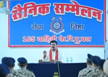 बीजापुर जिले के भैरमगढ़ के फुंडरी में उपमुख्यमंत्री विजय शर्मा ने सीआरपीएफ जवानों से की मुलाकात, बढ़ाया हौसला