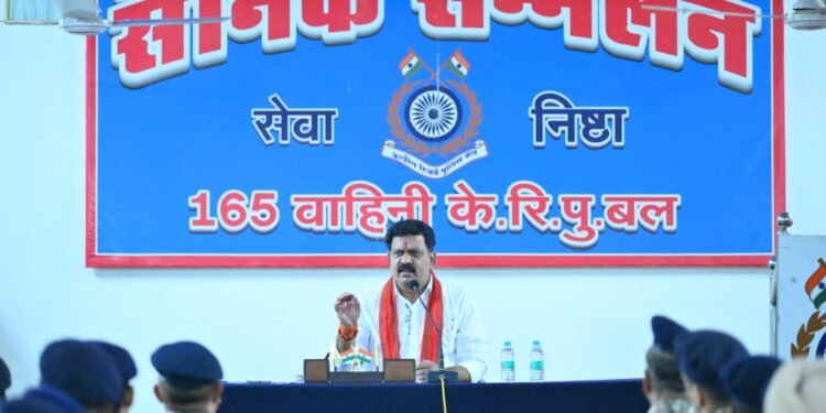 बीजापुर जिले के भैरमगढ़ के फुंडरी में उपमुख्यमंत्री विजय शर्मा ने सीआरपीएफ जवानों से की मुलाकात, बढ़ाया हौसला