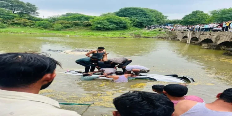 देवास में तेज रफ्तार कार कालीसिंध नदी में गिरी, 4 लोग घायल, 2 की हालत गंभीर 1 देवास में तेज रफ्तार कार कालीसिंध नदी में गिरी, 4 लोग घायल, 2 की हालत गंभीर