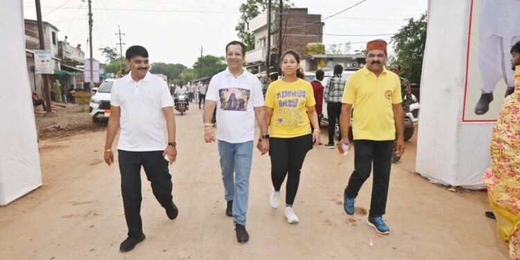 भोरमदेव पदयात्रा में शामिल हुए राज्य शासन के वरिष्ठ अधिकारी और मुंगेली कलेक्टर