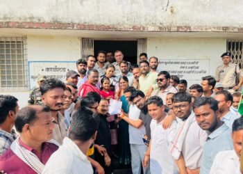 अघोषित बिजली कटौती और बढ़ी हुई बिजली बिल के खिलाफ कांग्रेस का विरोध प्रदर्शन कनिष्ठ अभियंता कार्यालय का किया घेराव