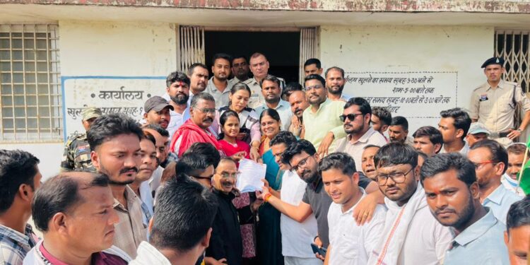 अघोषित बिजली कटौती और बढ़ी हुई बिजली बिल के खिलाफ कांग्रेस का विरोध प्रदर्शन कनिष्ठ अभियंता कार्यालय का किया घेराव 1 अघोषित बिजली कटौती और बढ़ी हुई बिजली बिल के खिलाफ कांग्रेस का विरोध प्रदर्शन कनिष्ठ अभियंता कार्यालय का किया घेराव