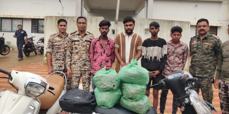 अंतरराज्यीय गांजा तस्करों की चालाकी नाकाम — स्कूटी से पायलटिंग कर बचना चाहते थे चेकिंग से 10 किलो गांजा जप्त 1 अंतरराज्यीय गांजा तस्करों की चालाकी नाकाम — स्कूटी से पायलटिंग कर बचना चाहते थे चेकिंग से 10 किलो गांजा जप्त