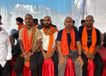 गौ-रक्षकों की गिरफ्तारी के विरोध में बजरंग दल का अनोखा प्रदर्शन, नगाड़े बजाकर मुंडन कर जताया विरोध