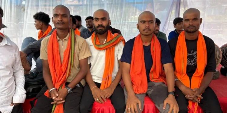 गौ-रक्षकों की गिरफ्तारी के विरोध में बजरंग दल का अनोखा प्रदर्शन, नगाड़े बजाकर मुंडन कर जताया विरोध 1 गौ-रक्षकों की गिरफ्तारी के विरोध में बजरंग दल का अनोखा प्रदर्शन, नगाड़े बजाकर मुंडन कर जताया विरोध