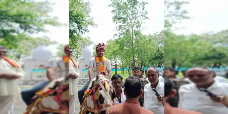 थाना प्रभारी के तबादले पर ग्रामीणों ने दी ‘दूल्हे’ की तरह विदाई, वीडियो हुआ वायरल