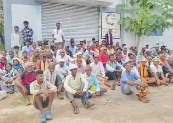 बालोद: खाद की किल्लत से परेशान किसानों ने समिति में जड़ा ताला, धरने पर बैठे किसान