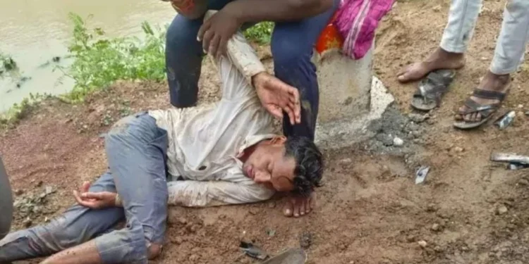 मुंगेली में दर्दनाक सड़क हादसा: तेज रफ्तार कार की टक्कर से बाइक सवार गंभीर घायल, लोगों में आक्रोश 1 मुंगेली में दर्दनाक सड़क हादसा: तेज रफ्तार कार की टक्कर से बाइक सवार गंभीर घायल, लोगों में आक्रोश