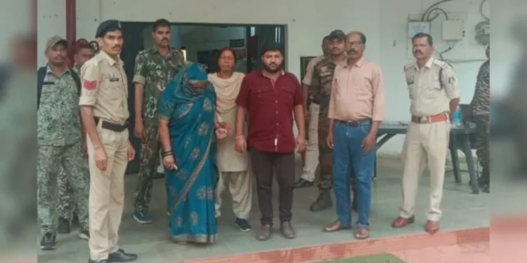 सरगुजा में शासकीय जमीन पर फर्जीवाड़ा शिक्षिका, उसका बेटा और पटवारी गिरफ्तार, दस्तावेजों में की गई थी छेड़छाड़ 1 सरगुजा में शासकीय जमीन पर फर्जीवाड़ा शिक्षिका, उसका बेटा और पटवारी गिरफ्तार, दस्तावेजों में की गई थी छेड़छाड़