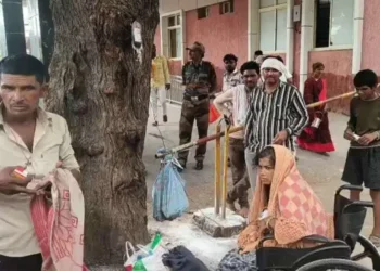 मुरैना जिला अस्पताल में पेड़ से लटकाकर चढ़ाया खून, डॉक्टर भी रह गए हैरान