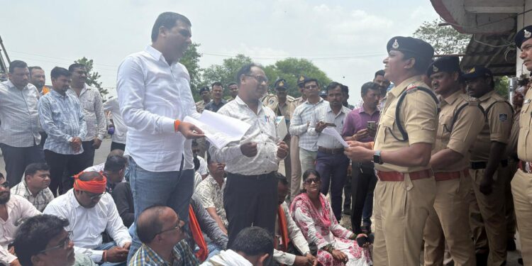 बोरगांव AVJ कंपनी हादसा लोधीखेड़ा पहुंचे भाजपा प्रतिनिधिमंडल ने थाना प्रभारी को सौंपा ज्ञापन 1 बोरगांव AVJ कंपनी हादसा लोधीखेड़ा पहुंचे भाजपा प्रतिनिधिमंडल ने थाना प्रभारी को सौंपा ज्ञापन