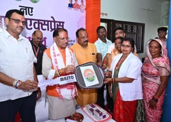 रक्षाबंधन पर जशपुर एक्सप्रेस का शुभारंभ : बिहान की 12 दीदियों को ई-रिक्शा का उपहार