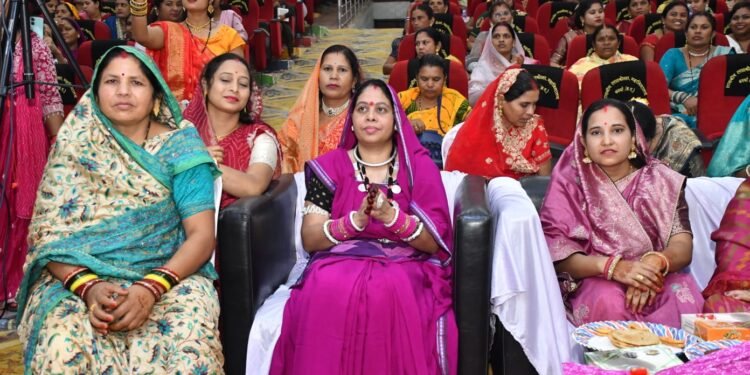 उप मुख्यमंत्री विजय शर्मा की पहल पर कवर्धा विधानसभा में तीजा उत्सव का भव्य समापन, बड़ी संख्या में शामिल हुईं माताएँ-बहनें 1 उप मुख्यमंत्री विजय शर्मा की पहल पर कवर्धा विधानसभा में तीजा उत्सव का भव्य समापन, बड़ी संख्या में शामिल हुईं माताएँ-बहनें