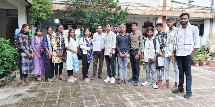 अभाविप द्वारा महाविद्यालय के प्रवेश पोर्टल को पुनः प्रारंभ करने हेतु कुलपति के नाम सौंपा ज्ञापन