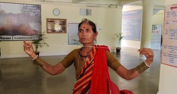 कवर्धा कलेक्टर कार्यालय में बुजुर्ग महिला का हाई-वोल्टेज ड्रामा, 40 साल से जमीन के हक़ के लिए भटक रही पीड़ित महिला 