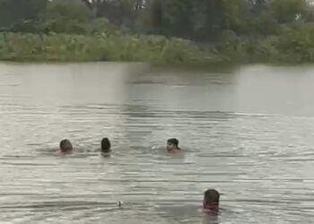 तालाब में डूबते युवक की जान बचाकर पुलिस कर्मी और सिविलियन बने जीवन रक्षक