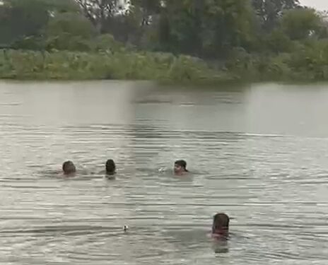 तालाब में डूबते युवक की जान बचाकर पुलिस कर्मी और सिविलियन बने जीवन रक्षक