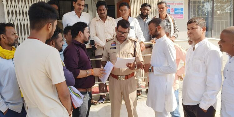 बाबा साहब भीमराव अंबेडकर की मूर्ति पर कालिख पोतने की घटना पर गहरा आक्रोश — युवा कांग्रेस ने तीन दिन में आरोपी की गिरफ्तारी की मांग किया... 1 बाबा साहब भीमराव अंबेडकर की मूर्ति पर कालिख पोतने की घटना पर गहरा आक्रोश — युवा कांग्रेस ने तीन दिन में आरोपी की गिरफ्तारी की मांग किया…