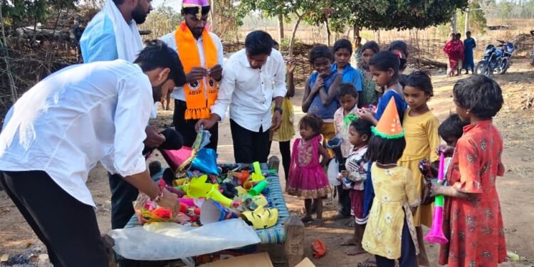 कबीरधाम | वनांचल क्षेत्र में होली की खुशियां बांटने पहुंची अभाविप, सैकड़ों परिवारों के चेहरे खिले
