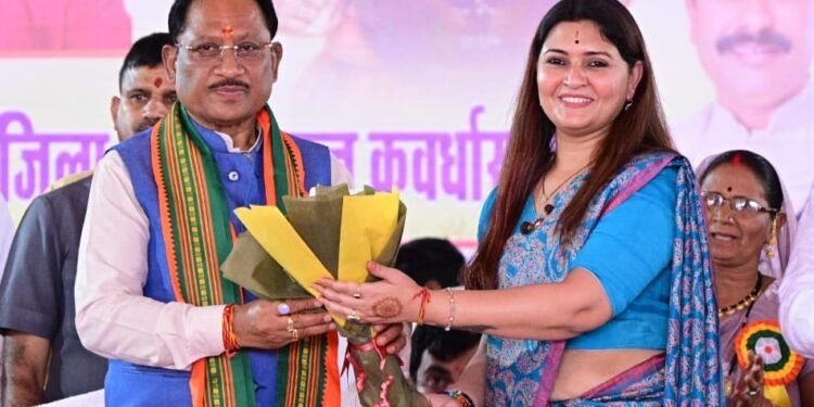 रानी अवंती बाई लोधी बलिदान दिवस समारोह में विधायक भावना बोहरा ने किया मुख्यमंत्री  विष्णु देव साय जी का स्वागत, विधानसभा के विभिन्न गाँव में 6 मूर्तियों का किया लोकार्पण