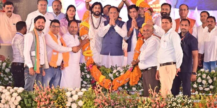 मुख्यमंत्री  विष्णु देव साय ने 4 लाख 95 हजार 965 भूमिहीन परिवारों को दी 495 करोड़ से अधिक की सौगात