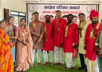 महाष्टमी पर भक्ति और सेवा का संगम: कांग्रेस कार्यालय के बाहर उमड़ा जनसैलाब, कार्यकर्ताओं ने श्रद्धालुओं को कराया जलपान