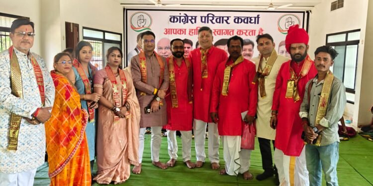 महाष्टमी पर भक्ति और सेवा का संगम: कांग्रेस कार्यालय के बाहर उमड़ा जनसैलाब, कार्यकर्ताओं ने श्रद्धालुओं को कराया जलपान