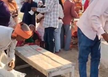 महाष्टमी पर भक्ति और सेवा का संगम: मां राजोदाई मंदिर में किसानों ने चलाया स्वच्छता अभियान