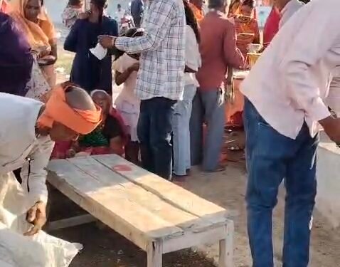 महाष्टमी पर भक्ति और सेवा का संगम: मां राजोदाई मंदिर में किसानों ने चलाया स्वच्छता अभियान