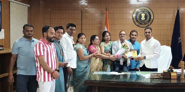 अखंड ब्राह्मण समाज पलारी के पदाधिकारियों ने की सौजन्य मुलाकात की कलेक्टर से अवगत कराऐ क्षेत्र की समस्याओं को 