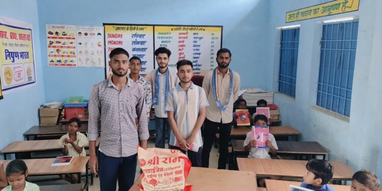 NSUI के 56वें स्थापना दिवस पर छात्र हित में कॉपी एवं पेन वितरण – शिक्षा पर ध्यान, दिखावे पर नहीं